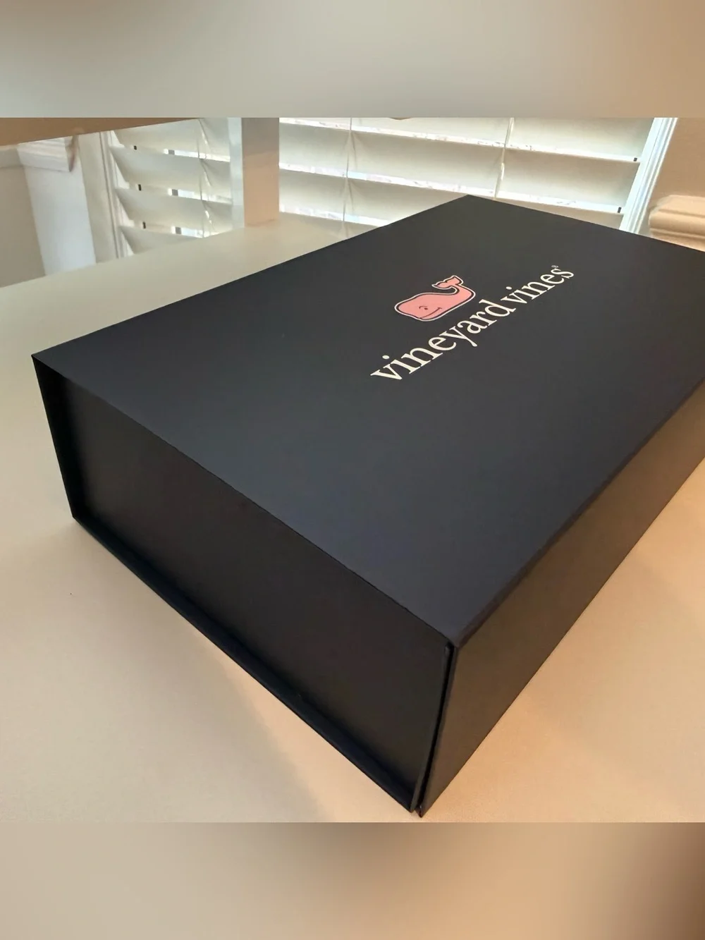 Vineyard Vines gift box + Tissue paper and logo seal
